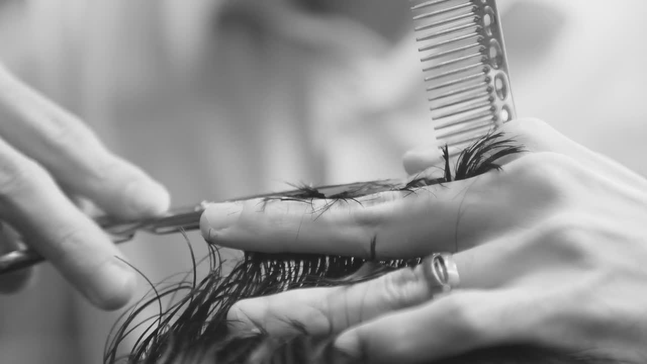 Schere und Kamm — Handarbeit beim Schnitt